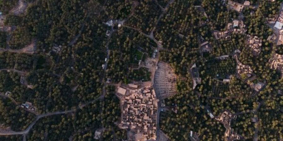 وسط أفياء ظليلة من أشجار النخيل والحمضيات، تقع حارة البوسعيد في ولاية أدم بمحافظة الداخلية