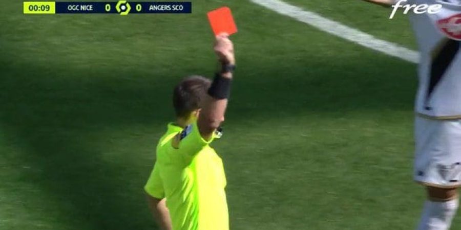 الحكم يعلن عن إنطلاقة اللقاء ... و بطاقة حمراء !