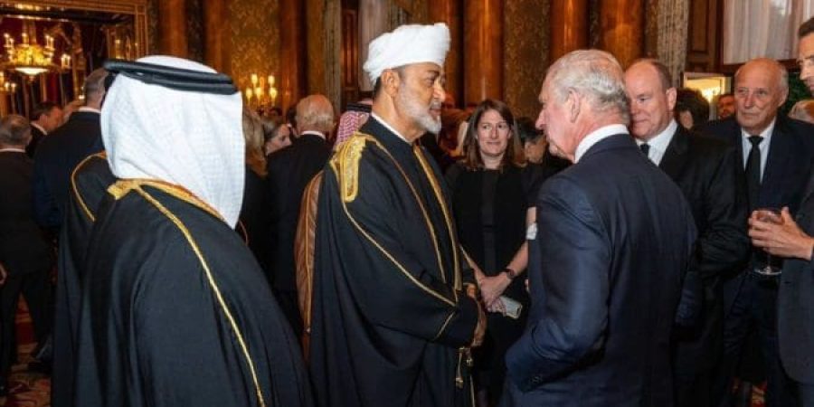 السلطان هيثم -حفظه الله ورعاه- أثناء تقديم التعازي للملك تشارلز