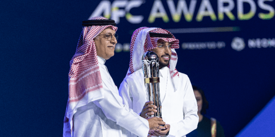 الدوسري يتوج بجائزة أفضل لاعب في آسيا