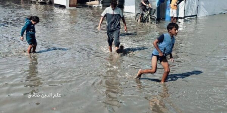 غرق الخيام والطرقات في مدينة خانيونس بسبب الأمطار الغزيرة صباح اليوم.