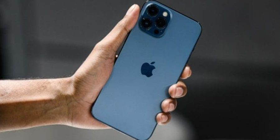 من المستحسن أن تقوم بترقية جهاز آيفون القديم إلى طراز أحدث للحصول على تحديثات الأمان (غيتي)