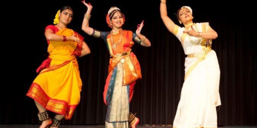 الرقص والموسيقى و الغناء والألوان سر قوة الفيلم الهندي (غيتي)