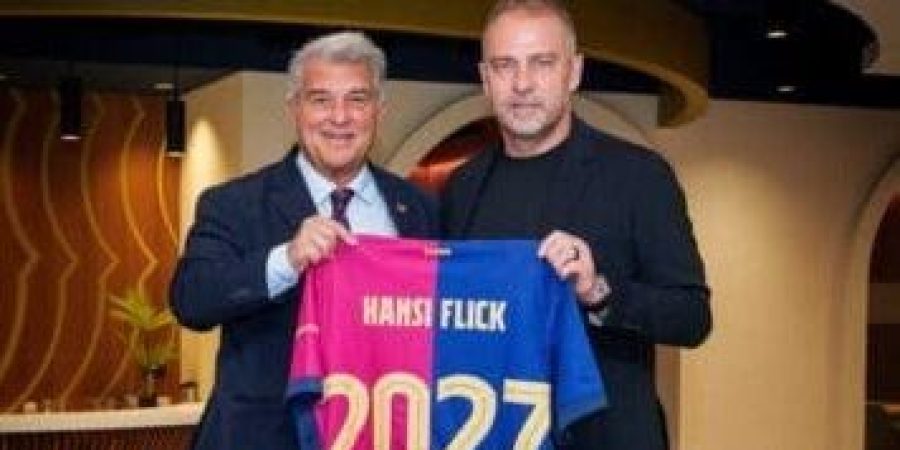 برشلونة يمدد عقد مدربه الألماني فليك حتى 2027
