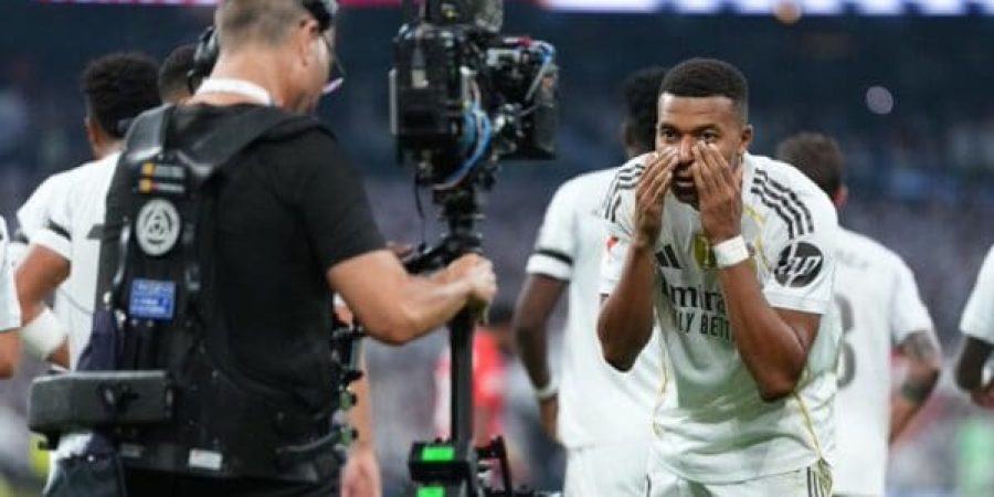 كليان مبابي يحتفل بالهدف