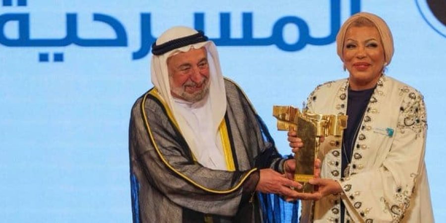 حاكم الشارقة يكرم الفنانة فخرية خميس