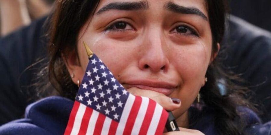 مؤيدة لنائبة الرئيس الأميركي كامالا هاريس تتفاعل أثناء كلمة بجامعة هوارد في واشنطن