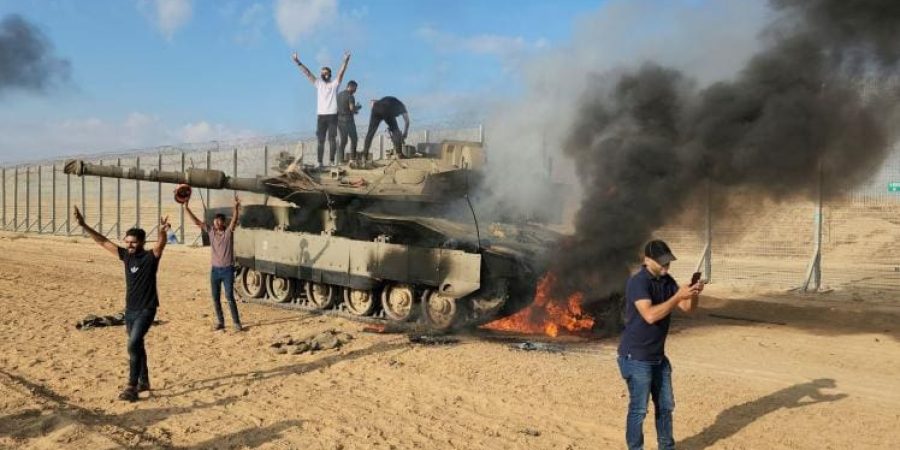 فلسطينيون يحتفلون بتدمير دبابة إسرائيلية