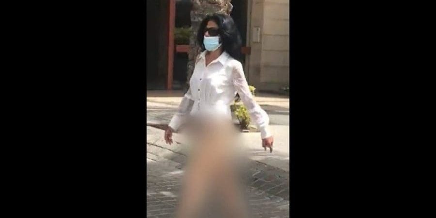 سارت نصف عارية بالشارع