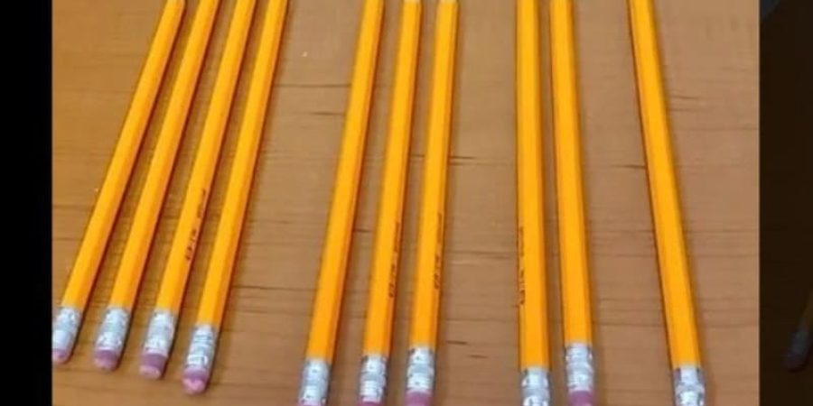 الصورة تُظهر 10 أقلام رصاص مصفوفة على مكتب في أربع مجموعات