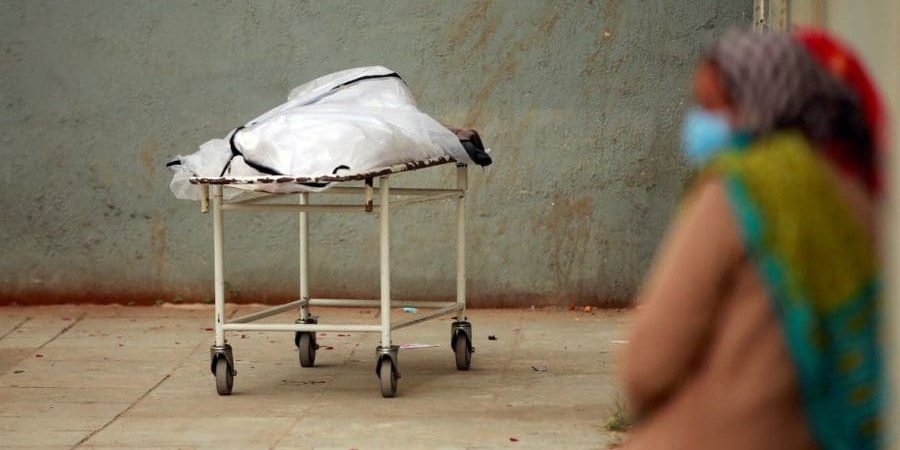 سكان في أحمد أباد بالهند ينتظرون لتسلم جثة قريبهم المتوفي بكورونا في فبراير الماضي