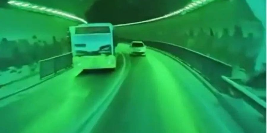 مركبة كانت تحاول تخطي حافلة أثناء التفاف الطريق داخل النفق