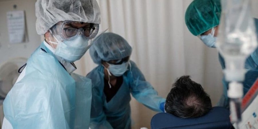 من اليابان في مستشفى لرعاية مرضى كورونا- فرانس برس.