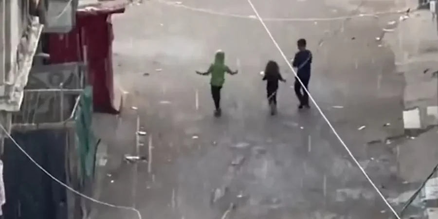 أطفال في غزة يلهون تحت المطر