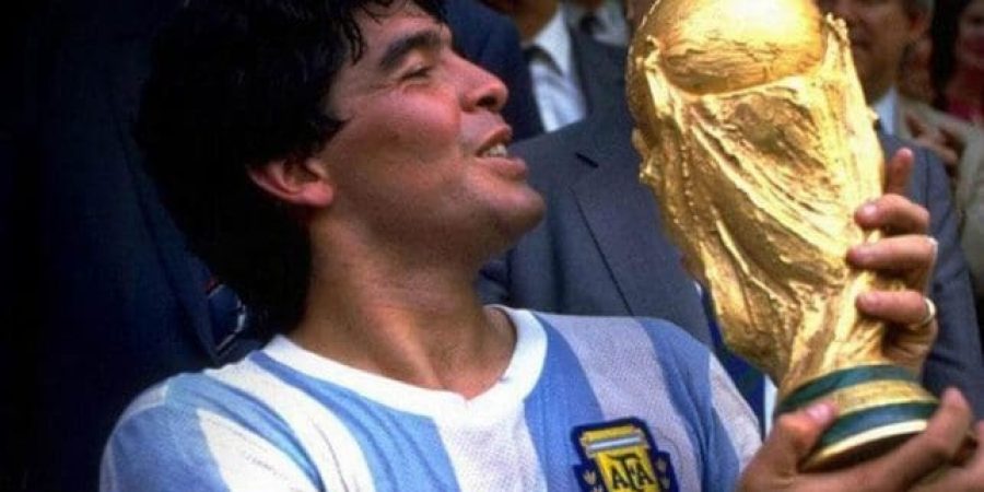ماردونا يحمل كأس العالم في 1986 بعد فوزهم في المباراة النهائية أمام منتخب ألمانيا