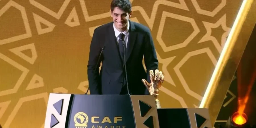 ياسين بونو يتوج بجائزة أفضل حارس في أفريقيا 2025