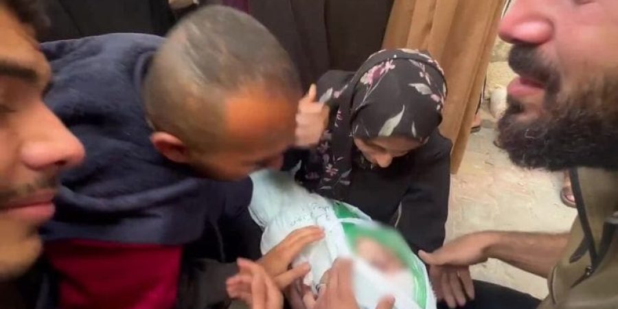 أم في حالة صدمة بعد استشهاد ابنتها