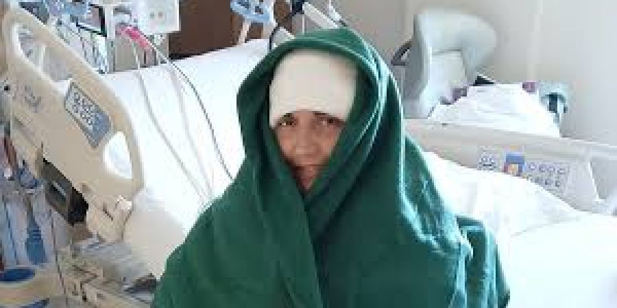امرأة تكتب اسمها عبر شريحة ماسك الدماغية