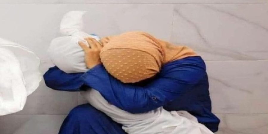 أم تحتضن طفلها الذي قتله القصف الإسرائيلي على قطاع غزة