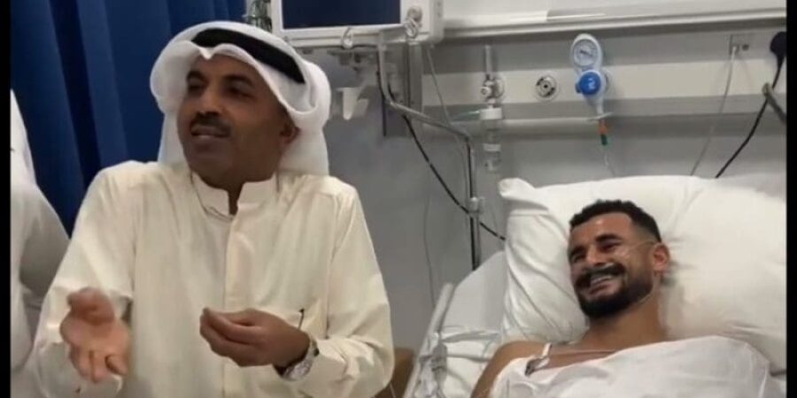 طارق العلي يزور ايمن حسين لاعب العراق ويشعل الاجواء بالكوميديا والابتسامة