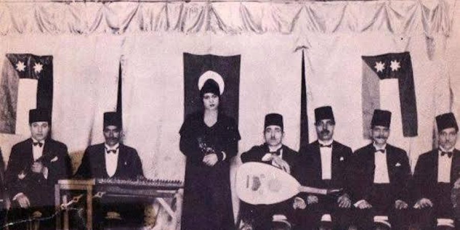 أم كلثوم وأعضاء من فرقتها على المسرح القديم