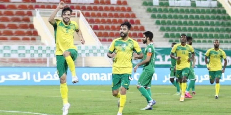 فرحة عبدالعزيز المقبالي بهدفه الوحيد في المباراة من ركلة جزاء