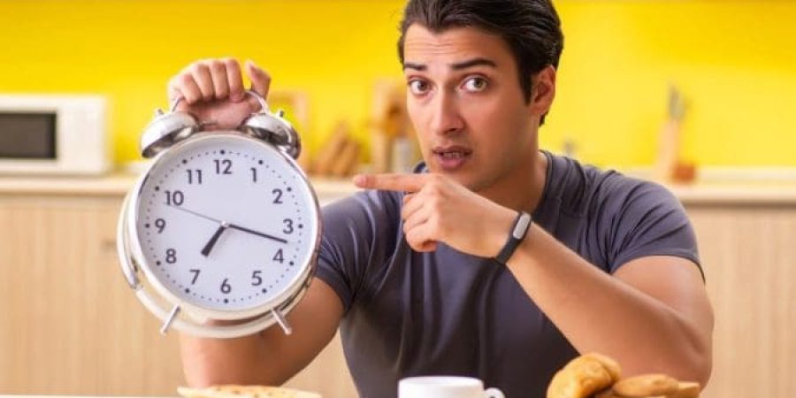 قد لا يكون الصيام المتقطع الطريقة الصحيحة للأشخاص الذين يسعون إلى فقدان الوزن (شترستوك)