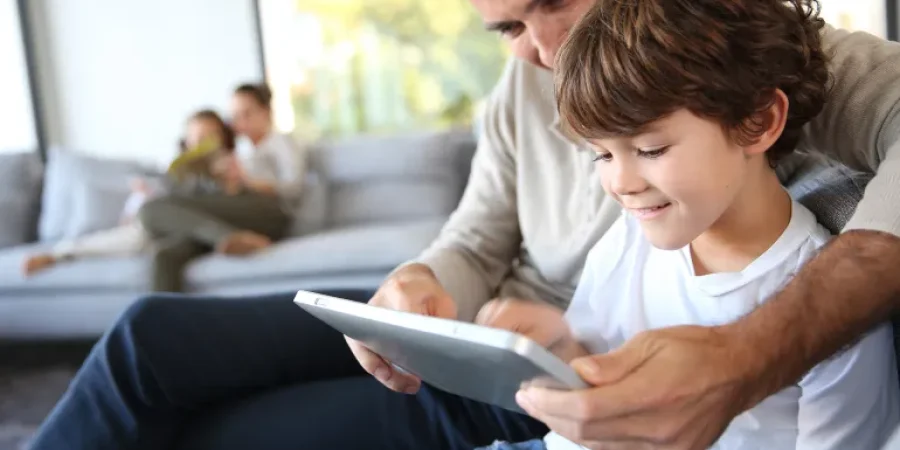 برامج التجسس في أجهزة الأطفال تعرّض بياناتهم للخطر