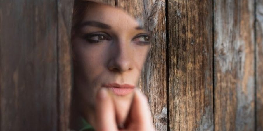 المقارنة ليست سلبية دائمًا فقد تحفزنا أو تدمر شعورنا بالسعادة والرضا وما نملك وما نحقق (شترستوك)