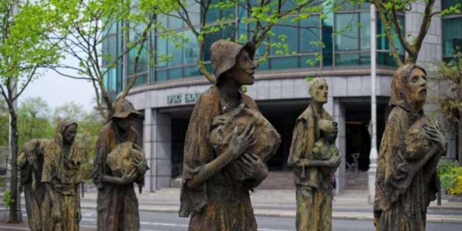 نصب تذكاري لـ "مجاعة البطاطس الأيرلندية" من مدينة دبلن في إيرلندا - Shutterstock