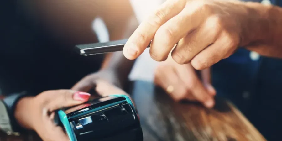 دراسة بريطانية وجدت أن وسائل الدفع غير النقدية تؤثر على سلوك الإنفاق (