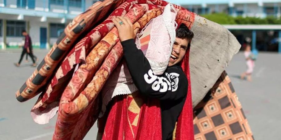 فلسطينيون يغادرون منازلهم عقب اشتداد قصف المدافع والطيران الحربي الإسرائيلي في شمال قطاع غزة