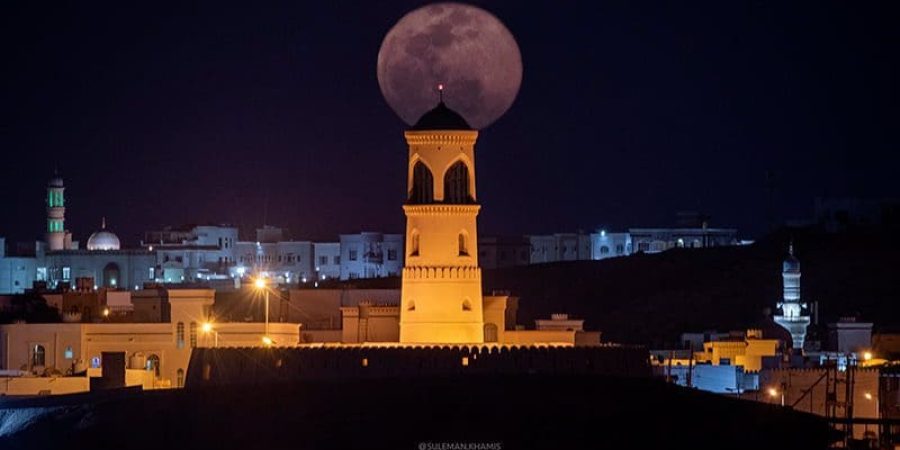 القمر العملاق بجانب منارة رأس الميل بولاية صور