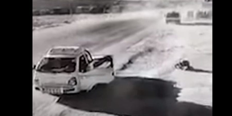 سائق ينجو من حـادث محقق بطريق سريع ويسجد بعد نجاته
