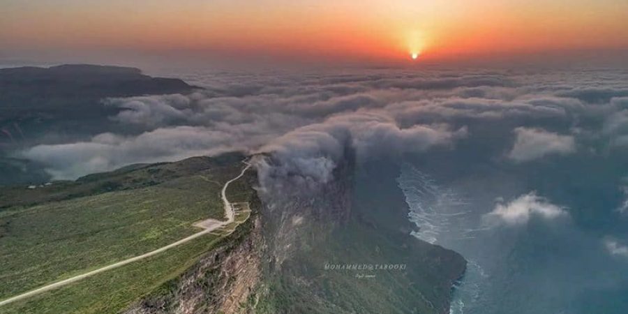 إطلالة شعت إحدى أبرز الوجهات السياحية في سلطنة عُمان.
