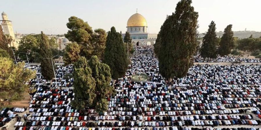 علّت تكبيرات العيد إيذانًا بحلول أول أيام العيد وسط حشود كبيرة من المصلين.