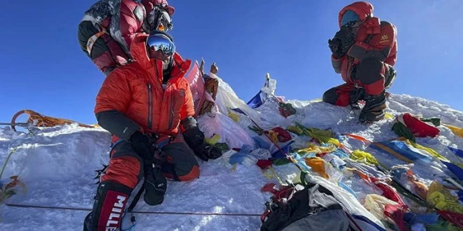لم يوقف متسلقي الجبال من صعود أعلى قمة في العالم.