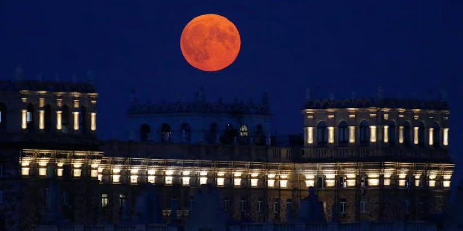 قمر الفراولة، كانت الذروة في حوالي الساعة 19:40 بتوقيت جرينتش.