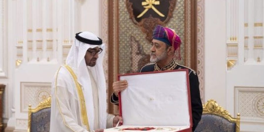 جلالة السلطان المعظم وسمو الشيخ رئيس دولة الإمارات يتبادلان الأوسمة والهدايا التذكارية