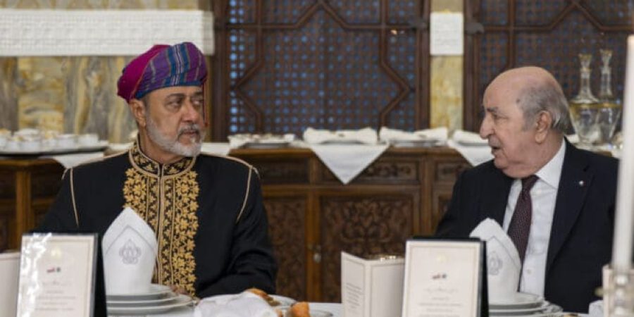 تكريمًا لجلالتِه.. الرئيسُ الجزائريُّ يُقيم مأدبة عشاء رسميّة