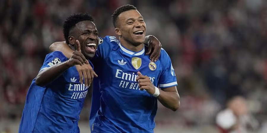 فيني يحتفل مع كيلبان بالأهداف