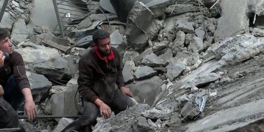 أب حاول إنقاذ أسرته من تحت الأنقاض دون جدوى