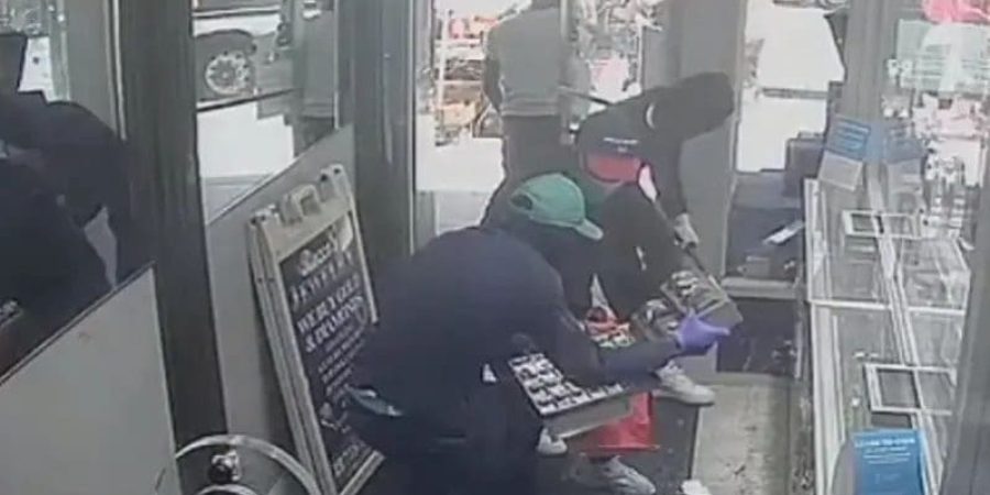 اللصوص لحظة السطو على المحل