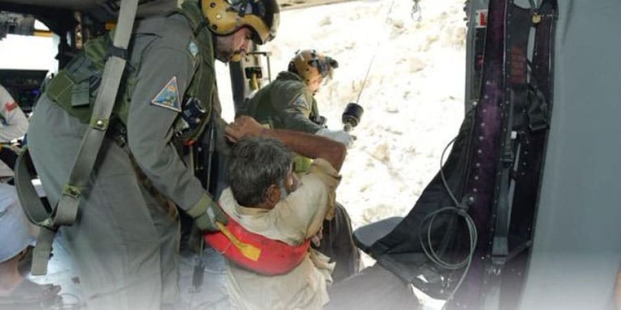 انقاذ 5 آسيويين في عرض البحر بعد تحطم قاربهم