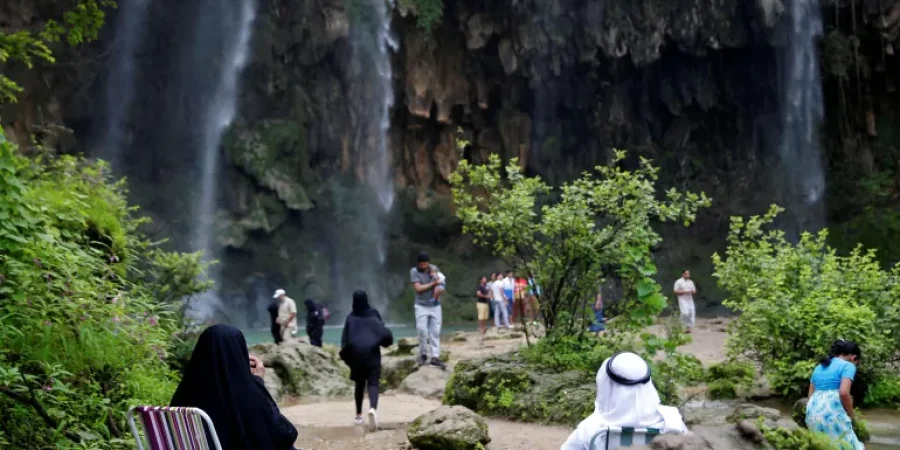 صلالة سياح يزورون شلالات عين أثوم في صلالة بمحافظة ظفار