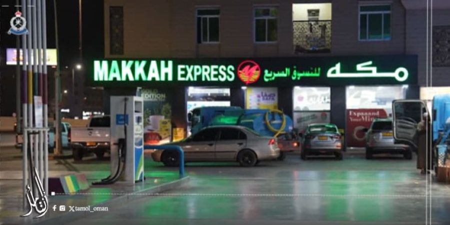 سيارة الشرطة العمانية تلقي القبض على 5 آسيويين يتبعون عصابة دولية