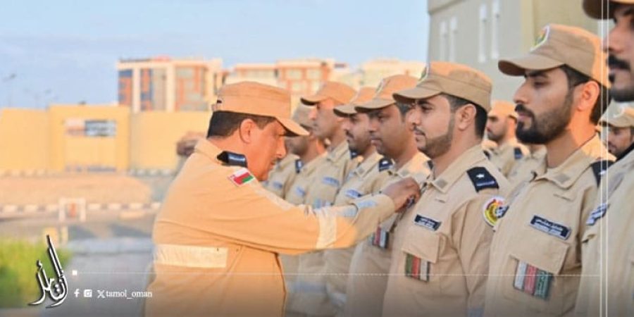 اللواء رئيس هيئة الدفاع المدني والإسعاف يقلد فريق البحث والإنقاذ شارات “المستوى الثقيل”