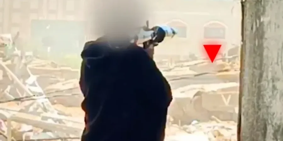لحظة استهداف أحد مقاتلي القسام لدبابات إسرائيلية في محاور التوغل بالقطاع