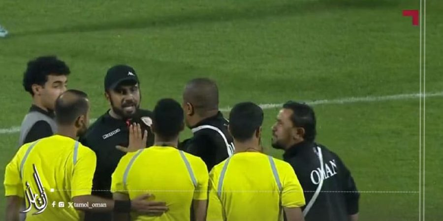 مشاجرة مدرب منتخب عمان ينفعل على طاقم التحكيم بقيادة محمد الشريف عقب الخسارة من اليمن في نصف نهائي كأس الخليج تحت 20 عاماً