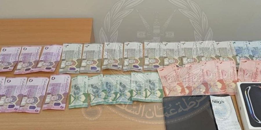 القبض على شخصين لسرقتهما مبالغ مالية وأجهزة إلكترونية من عدة محال تجارية في ولاية نزوى